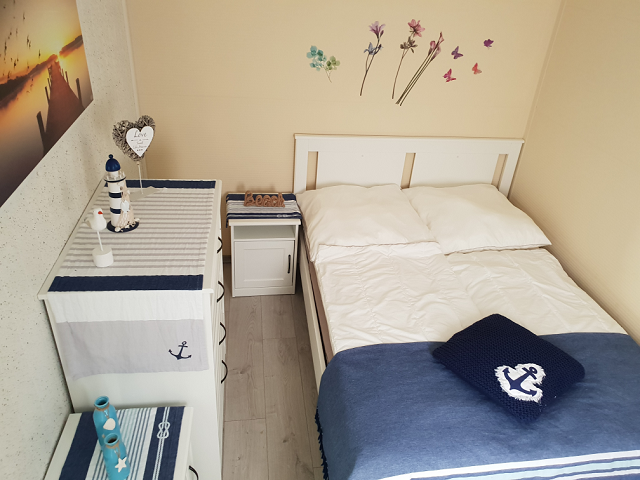 k-10. Schlafzimmer mit Doppelbett.png